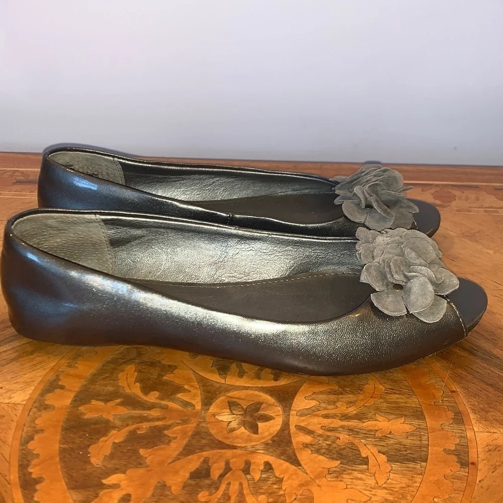Gray Patent Leather Peep Toe Ballet Flats with Flower Accents Women’s Size 7
